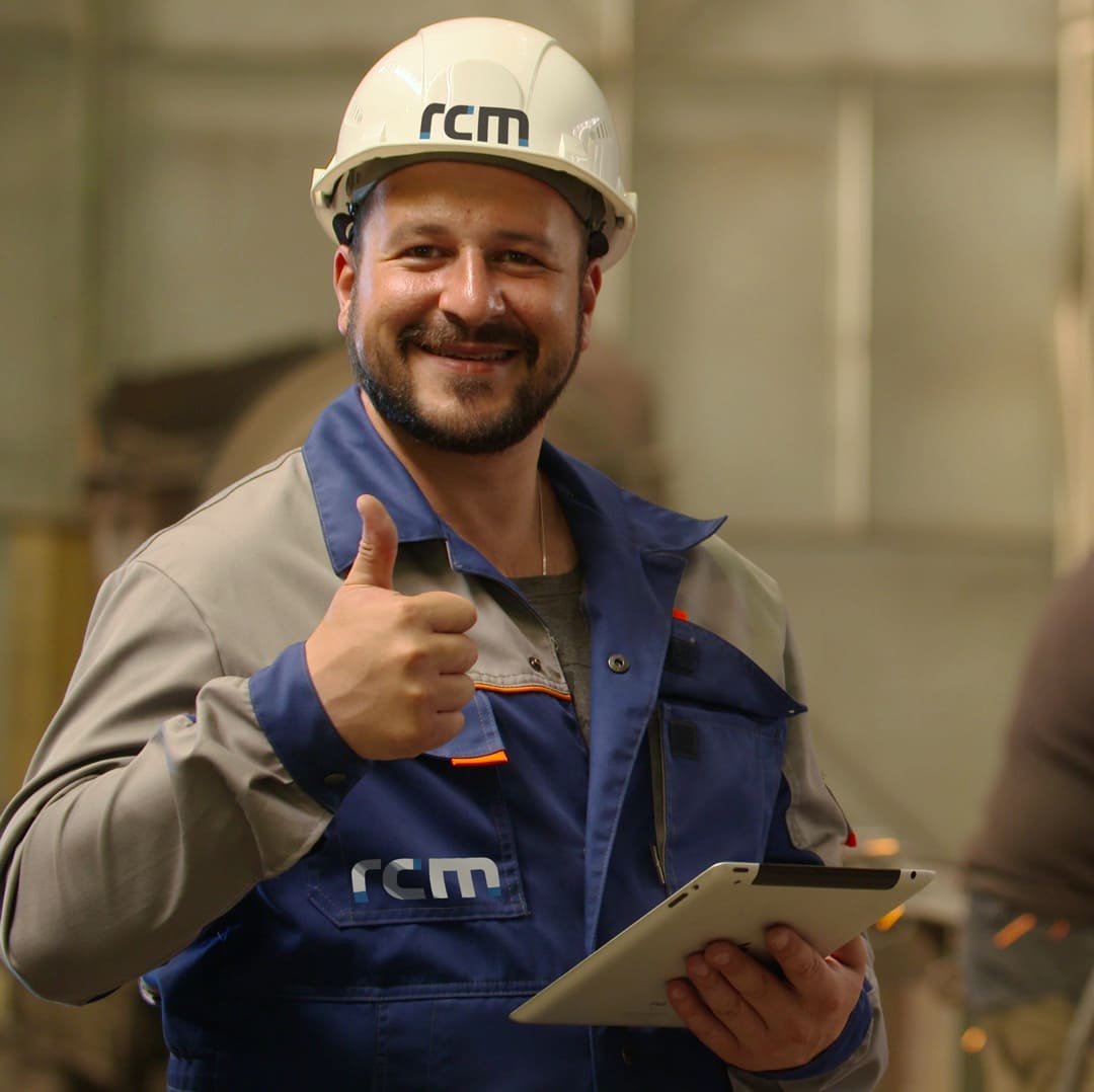 INGENIERO-METALURGICO-MIRANDO-CAMARA-SONRIENDO-RCM-GUATEMALA-TROPIGAS-showing-thumb-up-metallurgy-plant