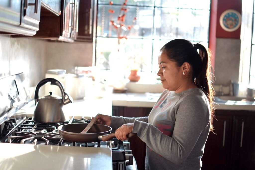 mujer-chapina-guatemalteca-cocina-en-estufa-de-gas-en-su-casa-feliz-RCM-cilindro - comprar una estufa de gas en Guatemala