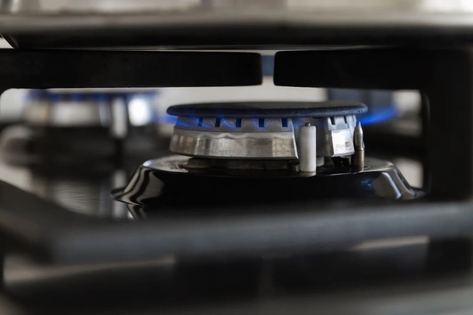 gas-burning-from-kitchen-gas-stove-blue-gas-flame-hob-closeup-selective-focus RCM GUATEMA ESTUFAS A GAS | RCM Estufas, Cocinas, Servicio y Repuestos