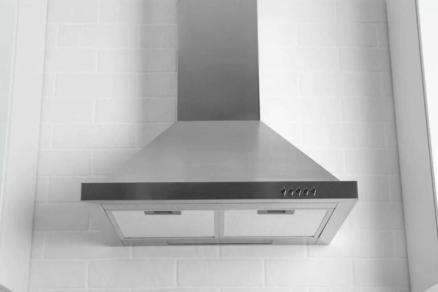 modena-campana extractor de humo cocina blanca Sanaire Guatemala Repuestos y Servicio de instalacion -hood-white-brick-wall-kitchen (1)